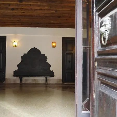 In Palazzo Storico A Centro