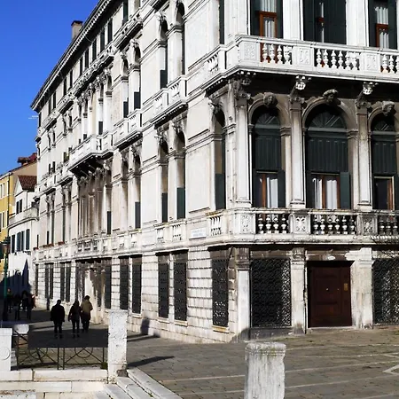 In Palazzo Storico A Centro *