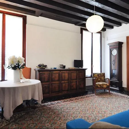 In Palazzo Storico A Centro *